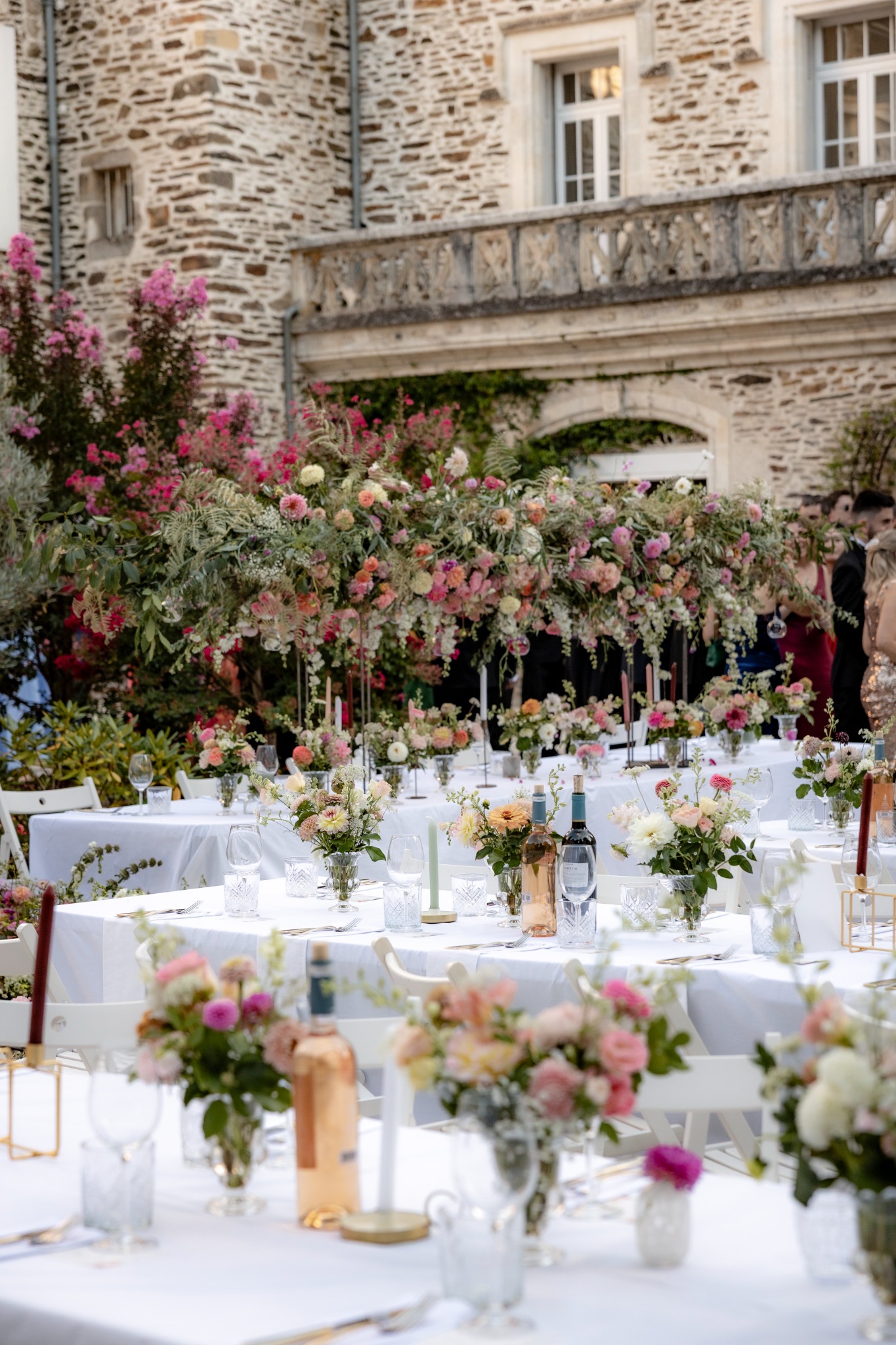 Florals and reception tables in the château courtyard