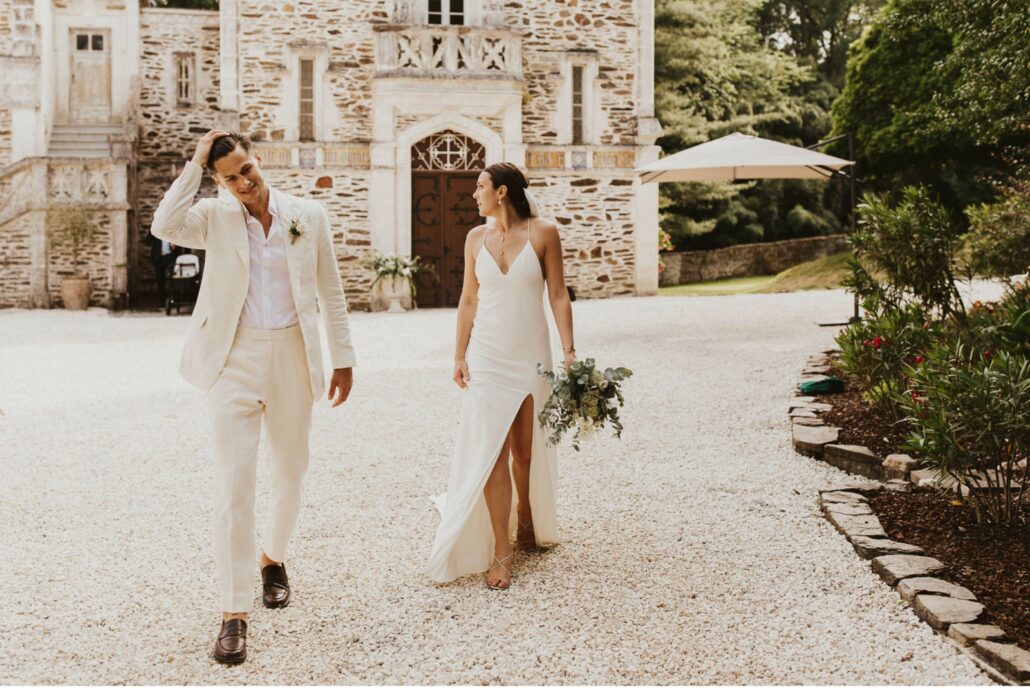 Wedding couple walking through the courtyard